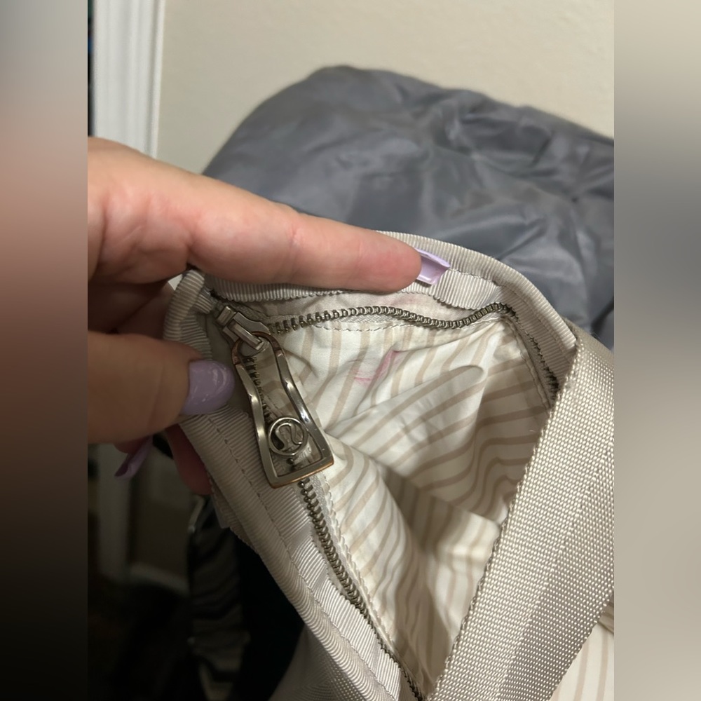 Used lulu lemon bag- grey and off white - Picture 13 of 16